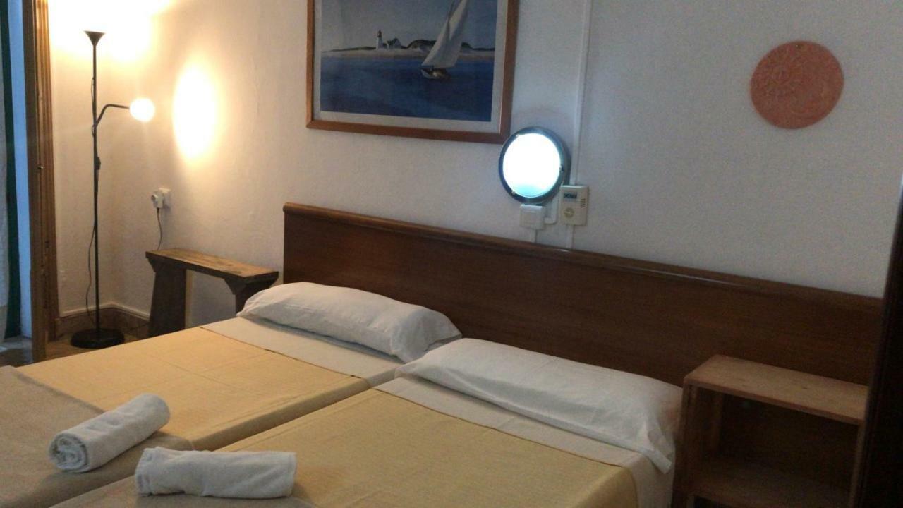 Chambre Lits Jumeaux avec Salle de Bains Commune